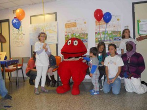 Il Gabibbo in posa tra i bambini festanti