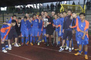 La Squadra vincitrice, l'A.S.D. Alcione, con il Presidente della Naviglio Trezzano, Costantino Sessa